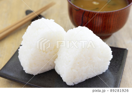 美味しい塩おにぎりとお味噌汁 89281926