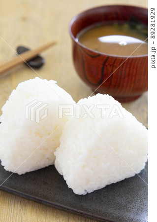美味しい塩おにぎりとお味噌汁 89281929