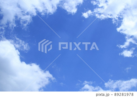 白い雲の間に現れた青空とエンジェルハイロウ 89281978