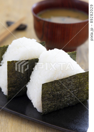 おにぎりと味噌汁 おにぎりと味噌汁 89282029