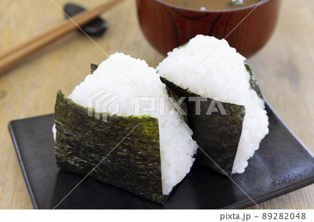 おにぎりと味噌汁 89282048