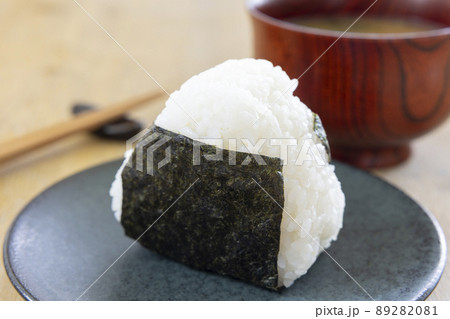 おにぎりと味噌汁 89282081