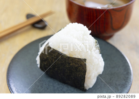 おにぎりとみそ汁 89282089