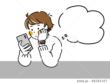 スマホを見て考え込む男性イラスト スマホを見て考え込む男性イラスト 89282107