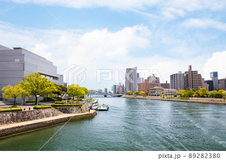 アステールプラザが見える本川沿いの市街地風景です。右遠景は舟入町のリバーサイドマンションです。広島県 アステールプラザが見える本川沿いの市街地風景です。右遠景は舟入町のリバーサイドマンションです。広島県 89282380