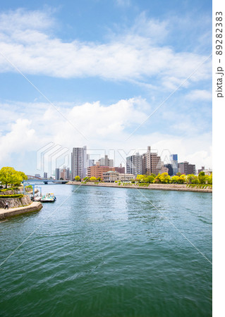 広島の市街地風景です。アステールプラザ前の本川沿い風景です。広々とした雰囲気をどうぞ。広島県 広島の市街地風景です。アステールプラザ前の本川沿い風景です。広々とした雰囲気をどうぞ。広島県 89282383
