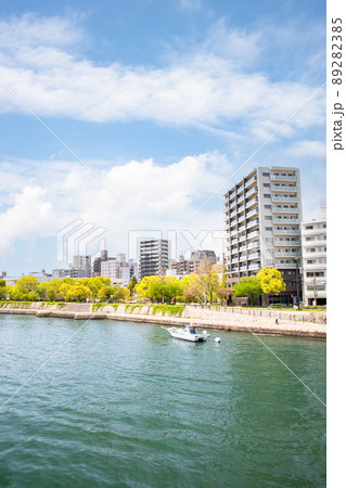 広島の市街地風景です。アステールプラザ前の本川沿い風景です。広々とした雰囲気をどうぞ。広島 広島の市街地風景です。アステールプラザ前の本川沿い風景です。広々とした雰囲気をどうぞ。広島 89282385