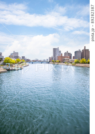 広島の市街地風景です。アステールプラザ前の本川沿い風景です。広々とした雰囲気をどうぞ。広島 89282387