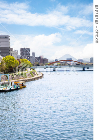広島の市街地風景です。アステールプラザ前の本川沿い風景です。広々とした雰囲気をどうぞ。広島 89282388