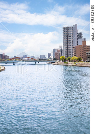 広島の市街地風景です。本川沿いの風景です。広々とした雰囲気をどうぞ。広島県 89282389