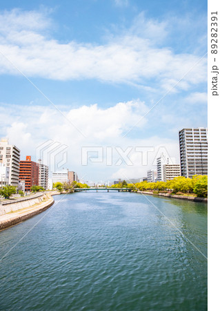 広島の市街地風景です。アステールプラザ付近から本川上流域を撮影しています。市内中心部方面です。広島県 89282391