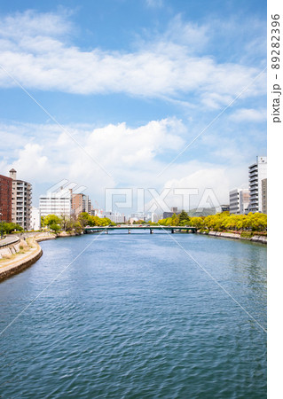 広島の市街地風景です。アステールプラザ付近から本川上流域を撮影しています。市内中心部方面です。広島県 広島の市街地風景です。アステールプラザ付近から本川上流域を撮影しています。市内中心部方面です。広島県 89282396