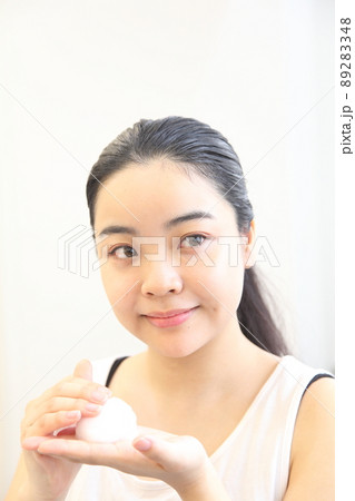 泡を手に取る若い女性 泡を手に取る若い女性 89283348