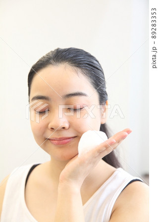 泡を頬に寄せる若い女性 89283353