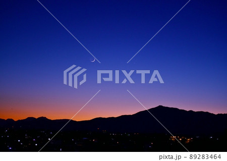 残照の丹沢大山と地球照の三日月 89283464
