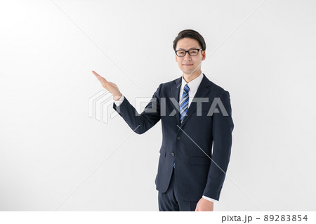 ビジネスマン　ミドル　手かざし　案内 89283854