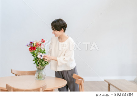花を生ける女性　 89283884