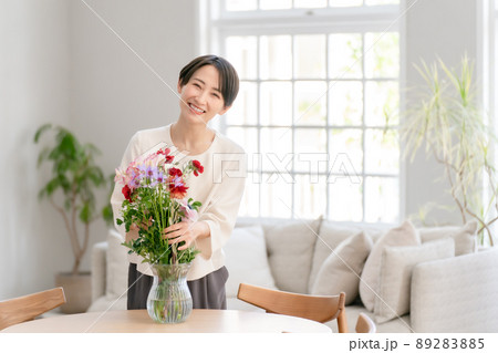 花を生ける女性　 89283885