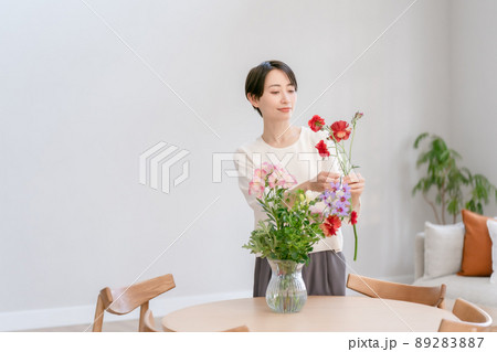 花を生ける女性 の写真素材 27