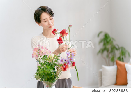 花を生ける女性　 89283888