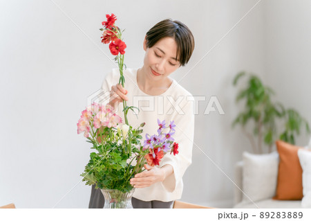 花を生ける女性 花を生ける女性 89283889
