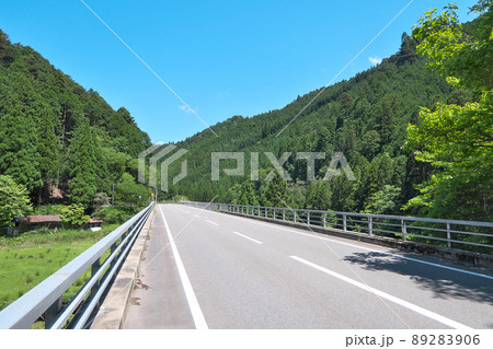 人の気配もなく車も通らない山間の平坦な国道～何の変哲もない風景がむしろ印象的 89283906