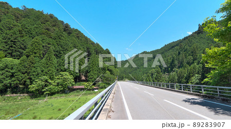 人の気配もなく車も通らない山間の平坦な国道~何の変哲もない風景がむしろ印象的 人の気配もなく車も通らない山間の平坦な国道~何の変哲もない風景がむしろ印象的 89283907