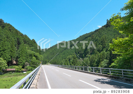 人の気配もなく車も通らない山間の平坦な国道~何の変哲もない風景がむしろ印象的 人の気配もなく車も通らない山間の平坦な国道~何の変哲もない風景がむしろ印象的 89283908
