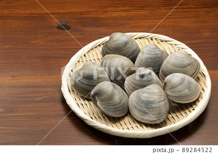 ざるに乗せたホンビノス貝 89284522