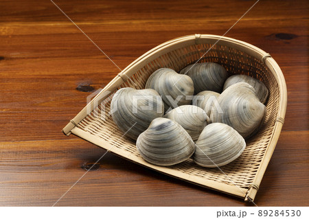ざるに乗せたホンビノス貝 89284530
