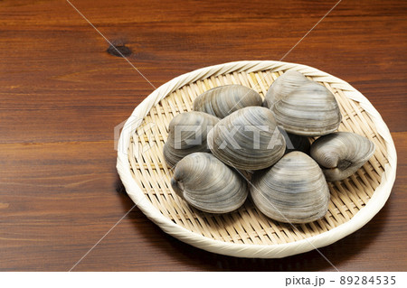 ざるに乗せたホンビノス貝 89284535