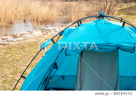 湖畔のキャンプ場で青色のテントを設営 89284552