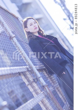 逆光の女性のポートレート 逆光の女性のポートレート 89284813