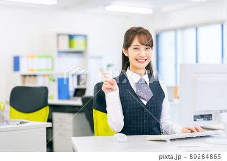 おすすめするオフィスのビジネスウーマン おすすめするオフィスのビジネスウーマン 89284865