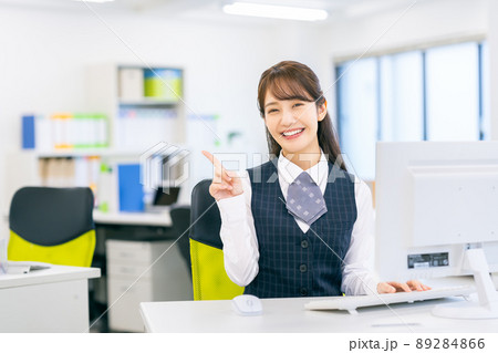 おすすめするオフィスのビジネスウーマン　 89284866