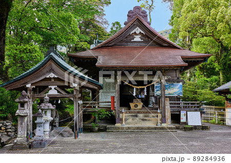 紫尾神社(賽銭箱の下は紫尾温泉の源泉!) 紫尾神社(賽銭箱の下は紫尾温泉の源泉!) 89284936