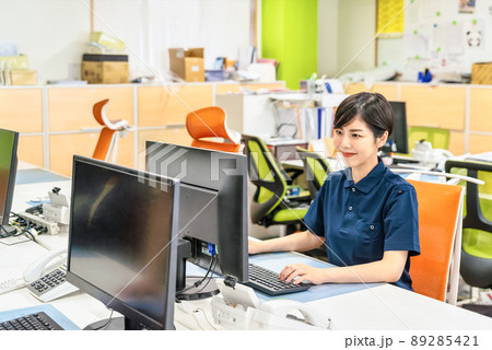 オフィスで働く女性 89285421