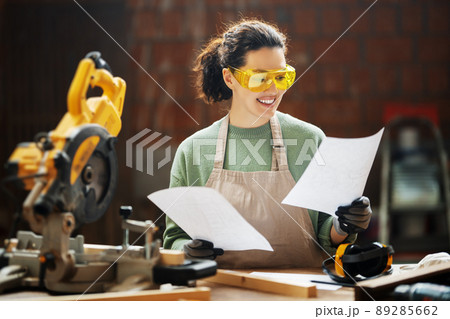 woman carpenter in workshop woman carpenter in workshop 89285662