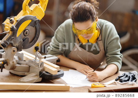woman carpenter in workshop 89285668