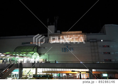 夜の茅ヶ崎駅　北口の風景 89286146