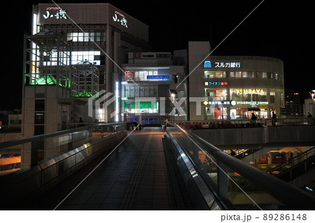 夜の茅ヶ崎駅　北口の風景 89286148
