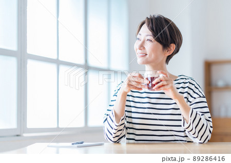 リビングで休憩をしているミドル女性。 89286416