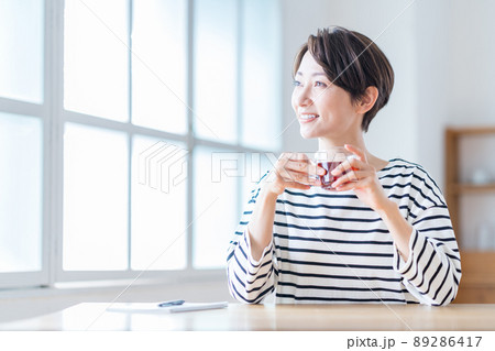 リビングで休憩をしているミドル女性。 リビングで休憩をしているミドル女性。 89286417
