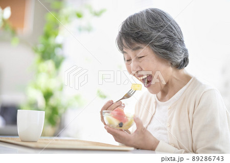 フルーツを食べるシニアの女性 89286743