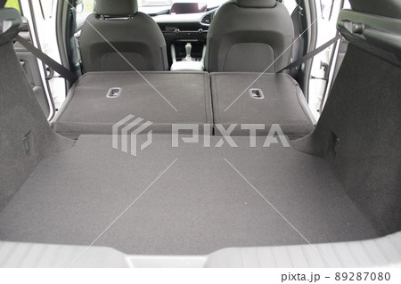 自動車の車内　車のシートをたたんで荷室拡大 89287080