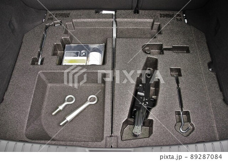 自動車の車内　ラゲッジマットの下の車載工具 89287084