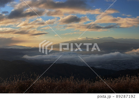 朝の高ボッチ山頂から見る富士山と南アルプスと諏訪湖を隠す雲 89287192