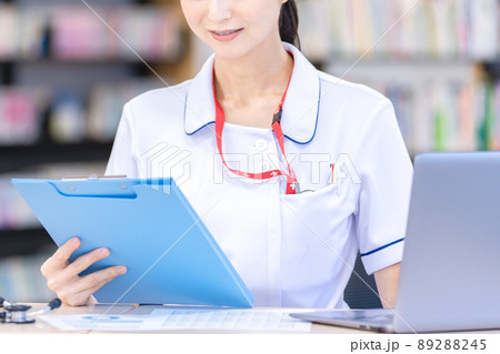 データ入力をする看護師 撮影協力:中央工学校附属日本語学校 データ入力をする看護師 撮影協力:中央工学校附属日本語学校 89288245