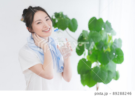 水分補給をする若い女性 水分補給をする若い女性 89288246