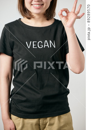 ヴィーガンのTシャツを着てOKポーズをする若い女性 ヴィーガンのTシャツを着てOKポーズをする若い女性 89289570